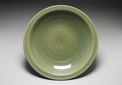 图片[2]-Angled-rim dish with incised floral pattern in celadon glaze. Longquan ware. Ming dynasty, 15th -16th century.-China Archive